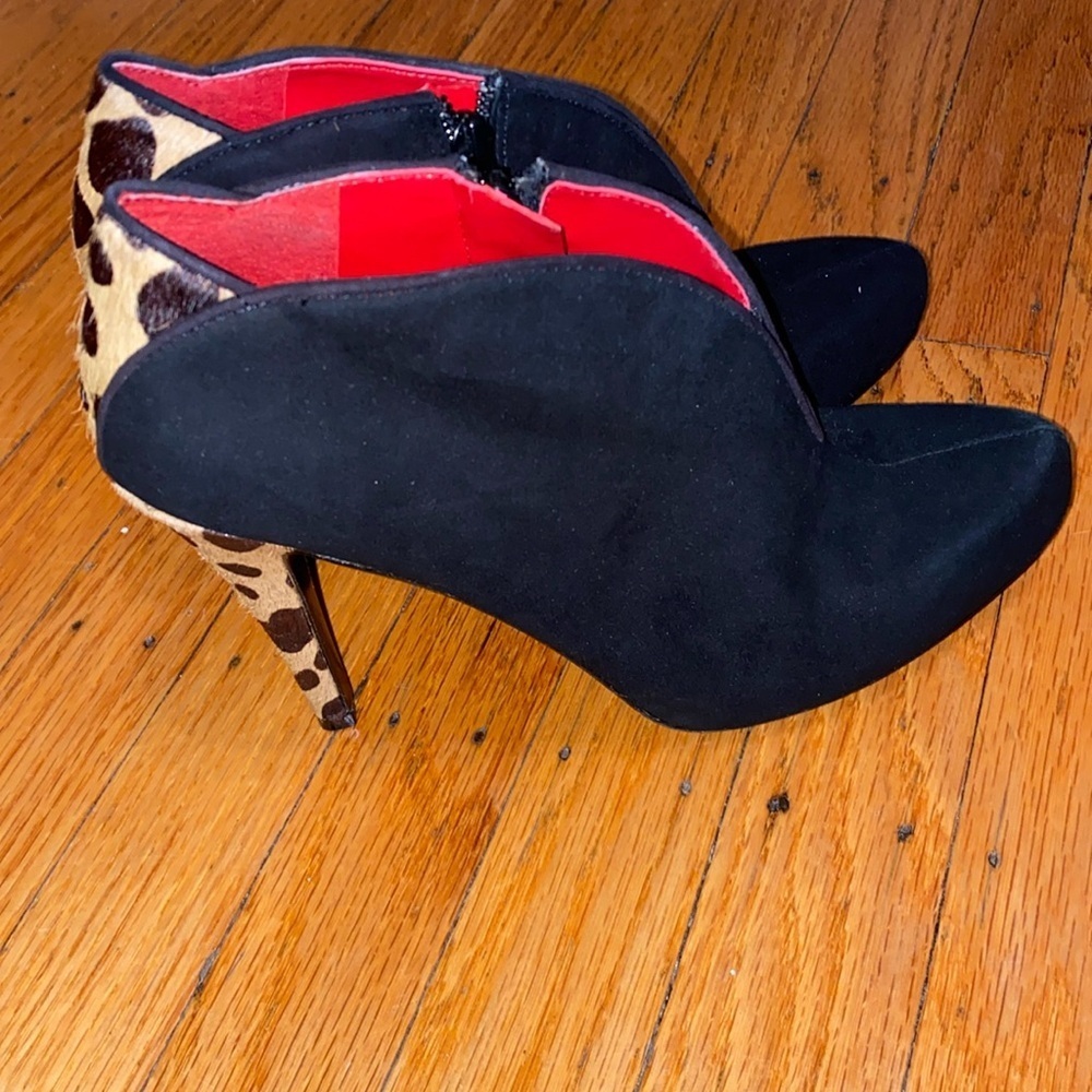 Nine West size 6.5 black heels w leopard heel accent